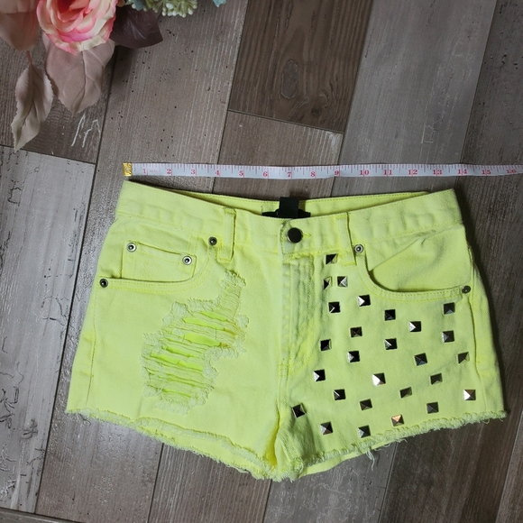 Forever 21 Bright Yellow Studded Distressed Jean Shorts Bootie Shorts Size 26 - Picture 4 of 16